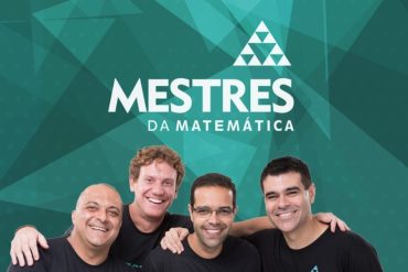 Capa do curso Mestres da Matemática, mostrando equações e gráficos complexos em um design profissional.