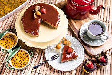 Capa do curso Confeitaria Vegana com Nathalia Soares, mostrando deliciosos doces veganos decorados.