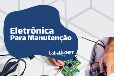 Estudante concentrado em laboratório de eletrônica, consertando um componente com ferramentas especializadas, tela do computador ao lado mostrando esquemas.