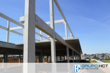 Estudante detalhando projeto de concreto pré-moldado em planta técnica