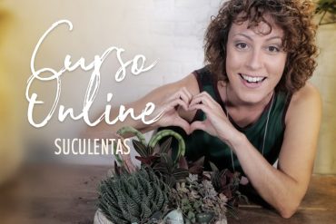 Carol Costa ensinando a criar arranjos com suculentas em curso online