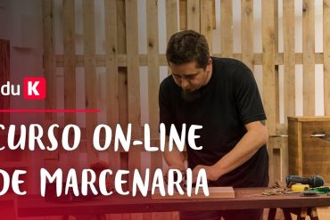 Estúdio de marcenaria caseira com ferramentas e peças de madeira prontas para venda, curso André Caperutto download