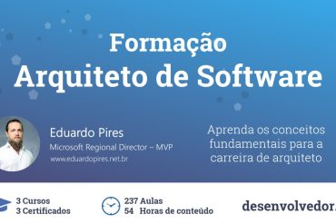 Estudante focado em notebook com diagramas de arquitetura de software na tela, download de curso em andamento