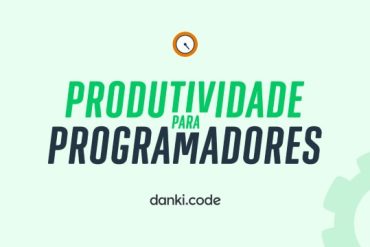 Programador focado e produtivo trabalhando em um laptop moderno