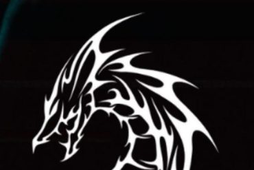 Estudante focado em laptop com código de hacking na tela, símbolo de segurança digital em segundo plano