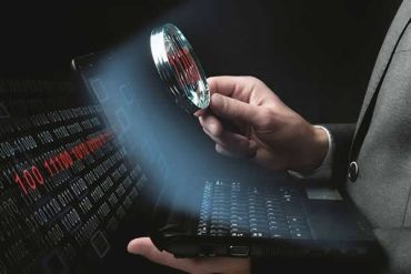 Imagem de um especialista em forense computacional analisando dados em um laboratório de alta tecnologia.