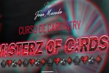 Pessoa manipulando cartas de baralho com fluidez e precisão, focando em um movimento de corte complexo de cardistry.