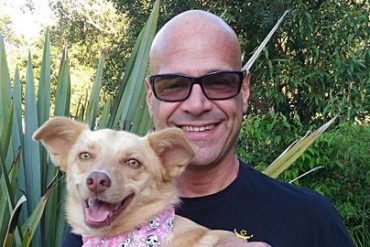 Imagem do Curso Adestramento Natural+ com Tomás Szpigel em formato de download. Cão feliz com seu tutor.