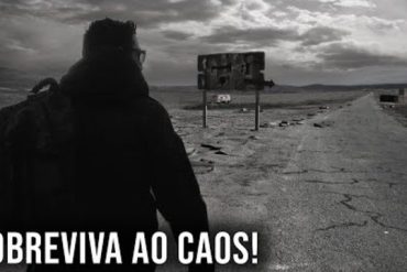 Homem experiente ensinando técnicas de sobrevivência em floresta densa, com foco em preparo e resiliência.