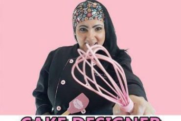 Cake designer preparando bolo decorado com pasta americana colorida