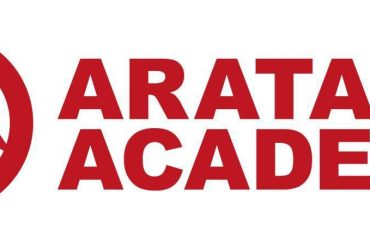 Homem focado trabalhando em um escritório moderno com alta produtividade.