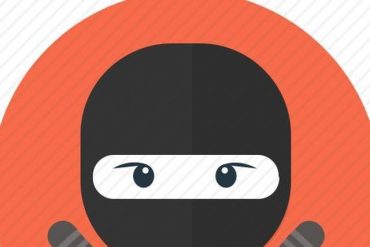 Homem de preto vestindo uniforme de ninja executando um movimento de artes marciais com foco e determinação.