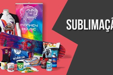 Mulher sorrindo segurando uma caneca sublimada com um design vibrante, criada com o software Corel Draw.