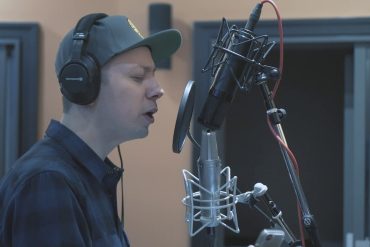 Curso Ableton Completo com Chrys 'Gringo' Szankowski em estúdio de gravação, fones de ouvido, computador com interface do Ableton Live aberta.