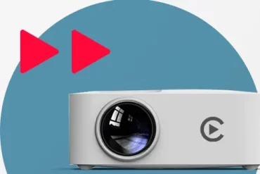 Homem sorrindo confiante enquanto faz uma apresentação de alto impacto com slides modernos em uma sala corporativa