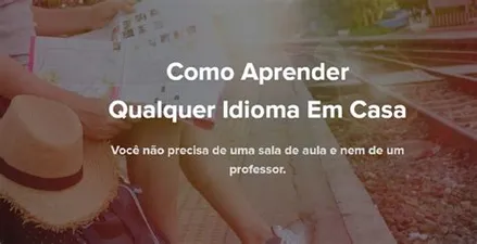 Pessoa estudando idioma sozinha em casa com tablet e fones de ouvido