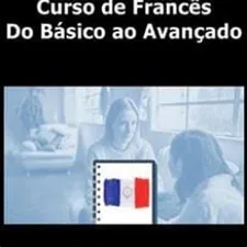 Estudante sorrindo enquanto pratica francês com livro e notebook, em busca de download de curso completo.