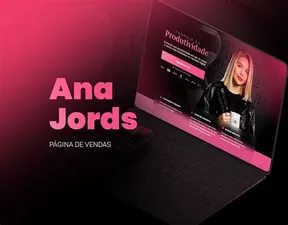 Homem ou mulher focado trabalhando em um escritório moderno e organizado, com a Fórmula da Produtividade Ana Jords em destaque.
