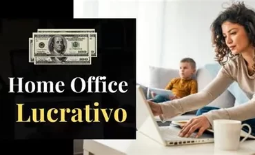 Homem feliz trabalhando em casa no laptop, demonstrando o conceito de Home Office Lucrativo e faturamento online.