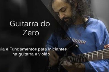 Estudante tocando guitarra com o curso 'Guitarra do Zero' de Fernando Godoy aberto ao lado.
