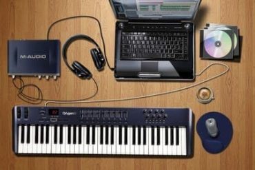 Home estúdio para iniciantes com equipamento de gravação profissional e microfone.