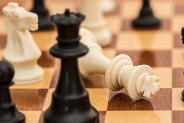 Curso de xadrez Adriano Ramazzotte: aprenda a jogar xadrez do zero a nível de competição com estratégias de alta conversão.