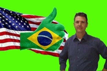 Homem sorrindo confiante, falando inglês fluentemente com um grupo de nativos em um café internacional, com ícones de aplicativos de aprendizado de idiomas ao redor.