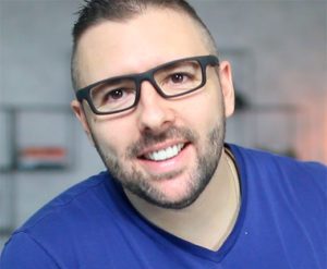 Alex Vargas apresenta o Fórmula Negócio Online 2023 em um banner dinâmico com ícones de sucesso e lucratividade digital.