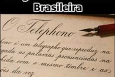 Mãos escrevendo com caligrafia cursiva tradicional brasileira em caderno antigo