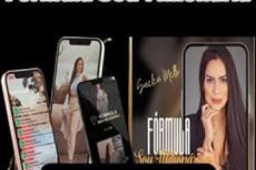 Mulher confiante usando celular para trabalhar e sorrindo, simbolizando o sucesso com o Fórmula Sou Milionária de Suellen Melo.
