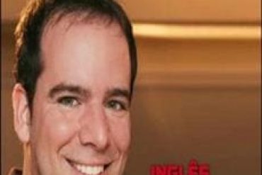 Capa do curso Inglês Conversacional com Gabriel Poliglota, mostrando um homem sorridente falando ao telefone e um balão de diálogo com frases em inglês.