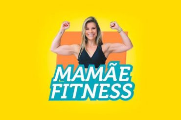 Mulher sorridente e atlética, representando o curso Mamãe Fitness BTFIT de Mônica Peçanha, em pose de exercício leve.