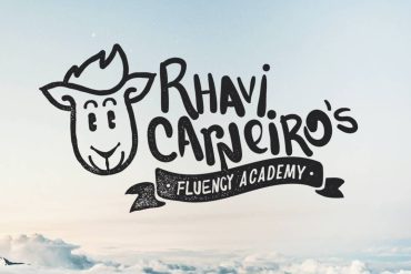 Capa do curso Fluency Academy Espanhol 2.0 de Rhavi Carneiro