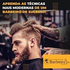 Barbeiro profissional cortando cabelo com precisão, demonstrando técnica do curso Barbeiro Online Mr Virtus.
