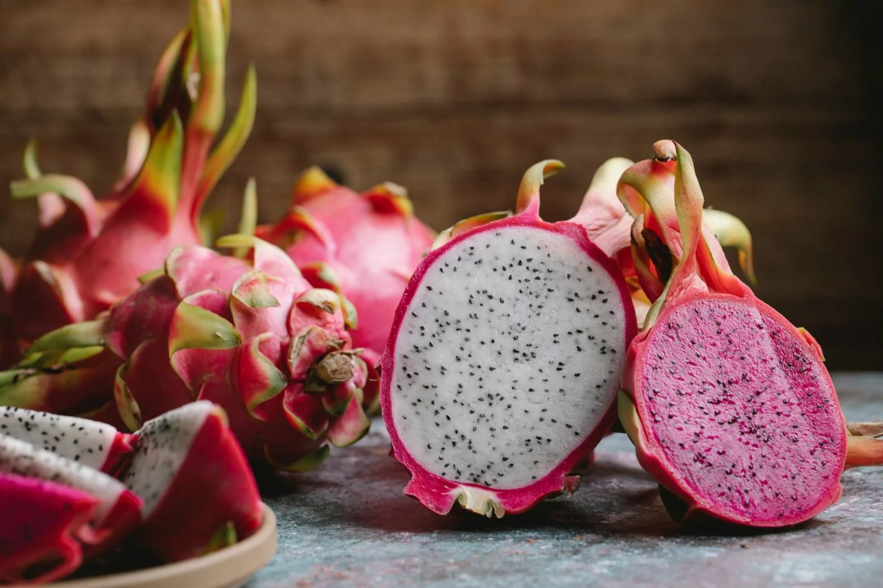 Imagem detalhada de um curso sobre plantio de pitaya, com destaque para as plantas e frutos em um ambiente de cultivo realista.