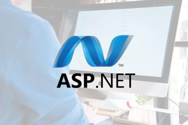 Desenvolvedor programando em ASP.NET MVC Core com código em tela