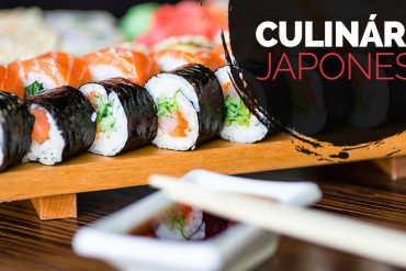 Curso de culinária japonesa download: Homem preparando sushi com ingredientes frescos.