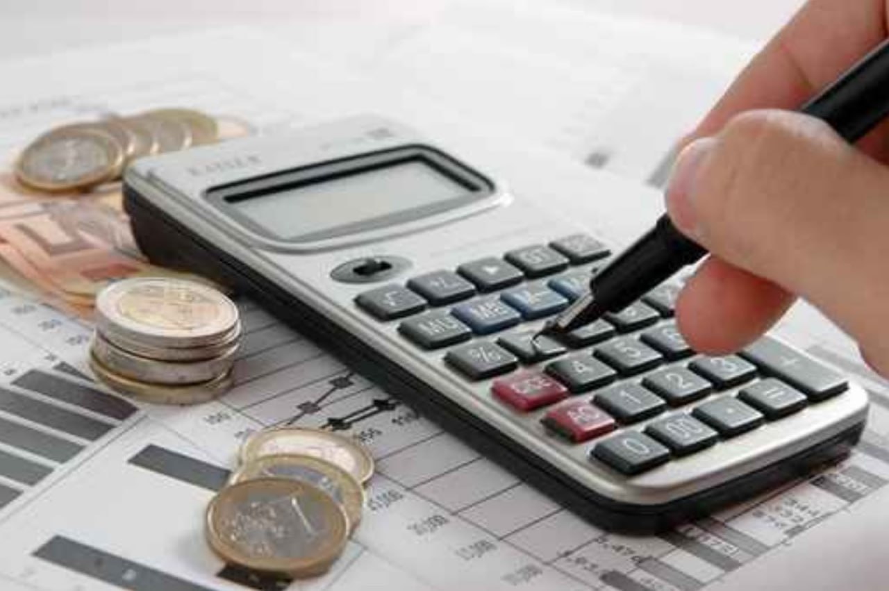 Capa do curso Matemática Financeira e Raciocínio Lógico com ícones de cálculo e cérebro