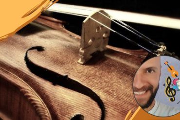 Estudante iniciante aprendendo a tocar violino com partitura e professor online