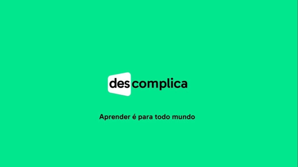 Estudante sorridente acessando o curso Descomplica Exatas em um laptop moderno