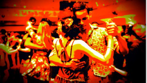 Casal aprendendo a dançar forró com um instrutor em um curso online