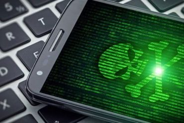 Estudante focado em laptop com código de programação Android na tela, ilustrando hacking e segurança móvel.