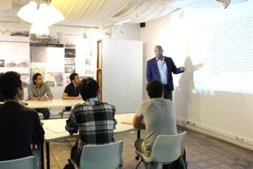 Capa do curso TOEFL iBT (26+) de Keino Campbell com elementos de imersão em inglês e preparação para a prova.