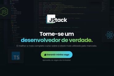 Estudante programando com o curso JStack em tela, simbolizando desenvolvimento full stack com NodeJS, React, React Native e TypeScript.