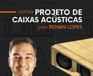 Homem profissional projetando caixas acústicas com software 3D em computador, diagramas de áudio e alto-falantes ao fundo.