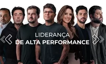 Líder de alta performance G4 Educação, ministrando treinamento com gráficos de crescimento e equipe colaborativa.