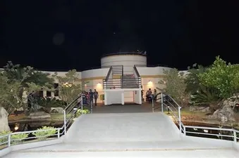 Homem de negócios focado otimizando sua rotina e gestão do tempo com o curso de produtividade essencial