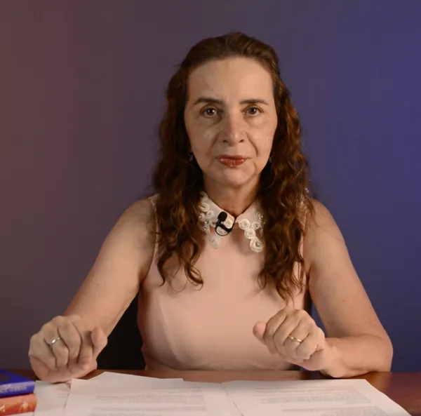 Capa do curso Códigos Milenares com a Professora Lucia Helena, apresentando elementos visuais de sabedoria ancestral e transformação pessoal.