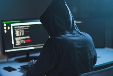 Analista de Cibersegurança Júnior estudando ameaças digitais em um computador