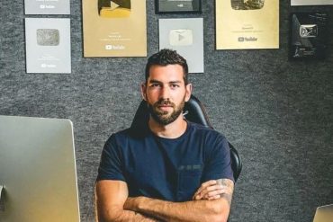 Capa do curso Milionário com Facebook de Giorgio Barone 2022 com símbolo de dinheiro